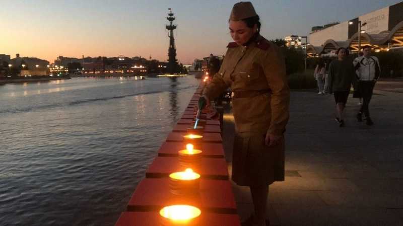 В Москве зажгли 1418 свечей в память о Великой Отечественной войне