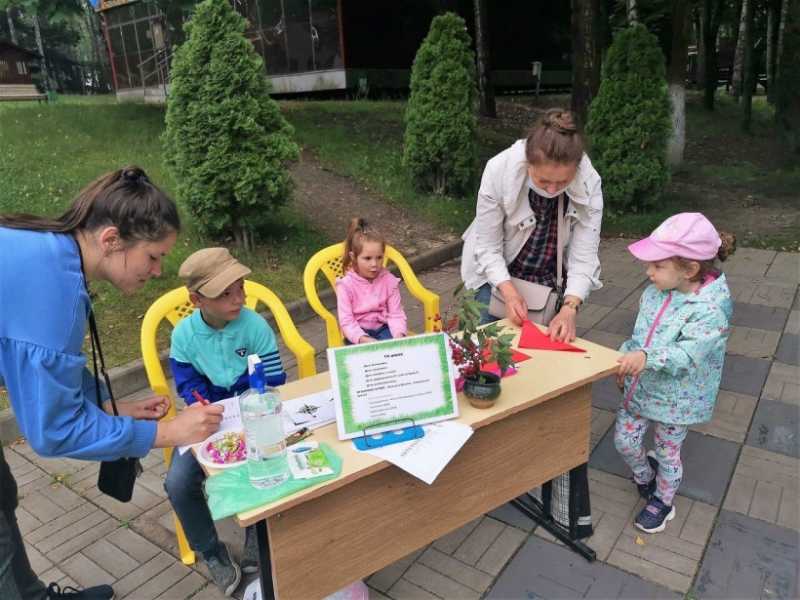 Дмитровская центральная библиотека продолжает работу читального зала в парке  «Березовая роща»