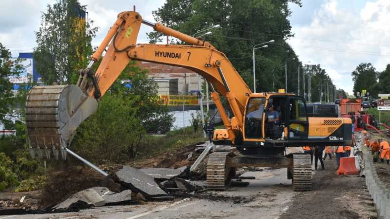 Грунт и покрытие меняют на поврежденной подтоплениями дороге в Рузском округе