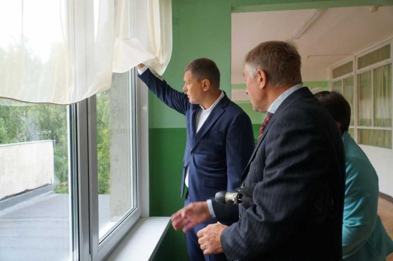 Глава Дмитровского округа Илья Поночевный проверил качество выполнения ремонтных работ в нескольких школах и детских садах.