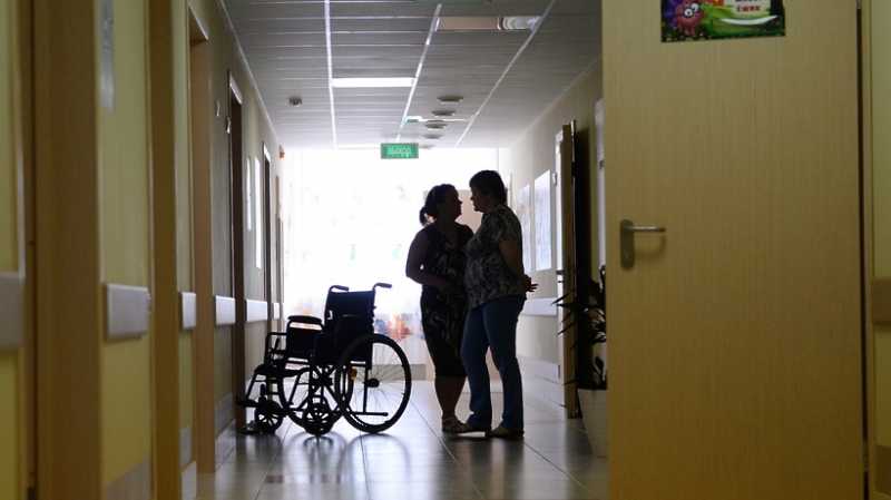 Около 200 жителей Подмосковья, ухаживающих за инвалидами, получают ежемесячные пособия