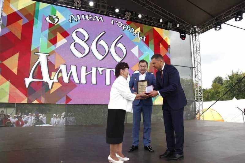 Глава округа Илья Поночевный торжественно вручил жителям нашего округа сертификаты на получение жилья