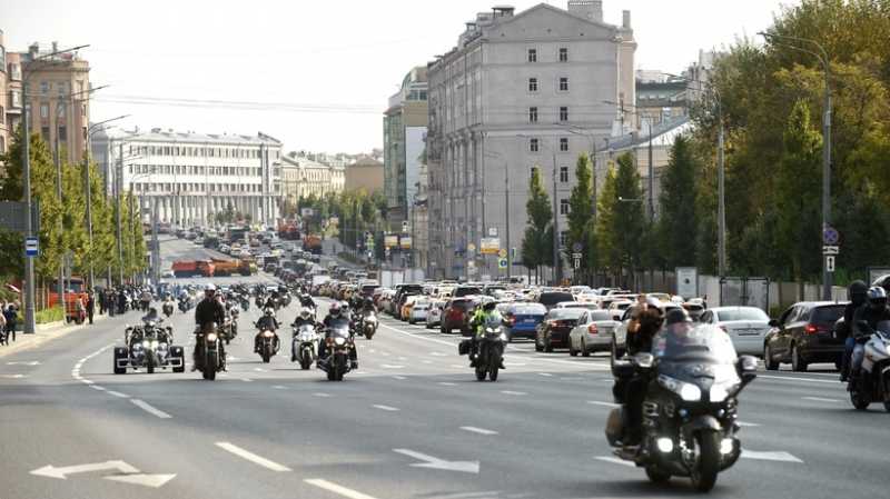Порядка 2,5 тыс мотоциклистов приняли участие в мотопараде в центре Москвы