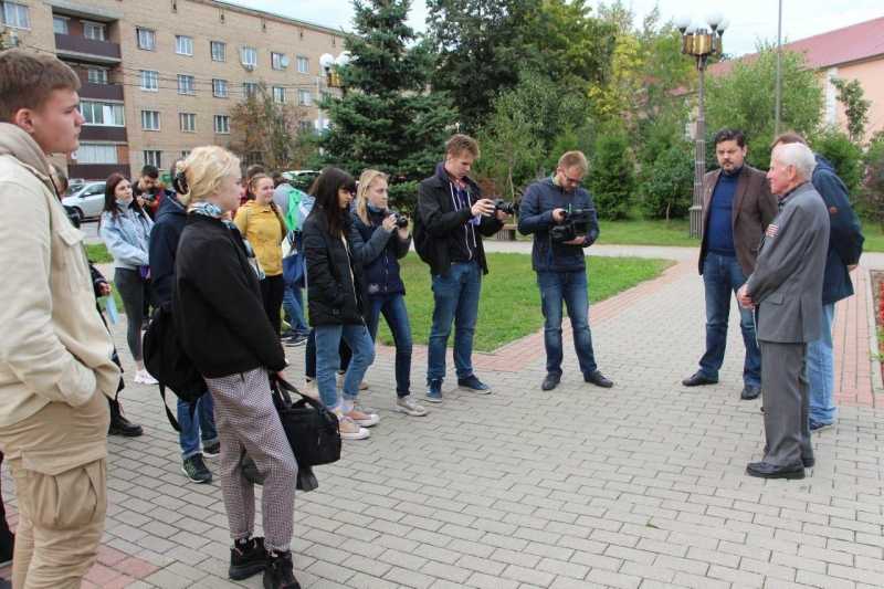 В рамках медианедели Союза журналистов Подмосковья прошла встреча юных журналистов с писателем Аркадием Зюзиным