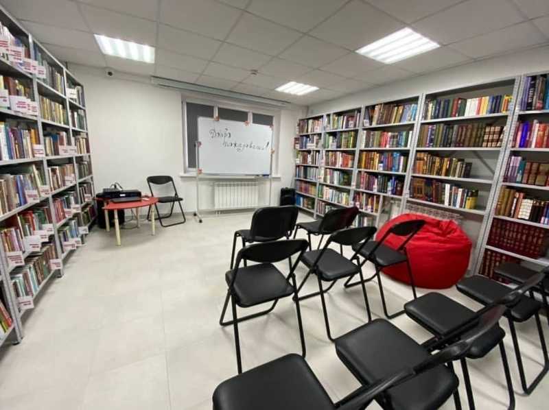 Глава округа Илья Поночевный посетил библиотеку, которая открылась на улице Махалина.
