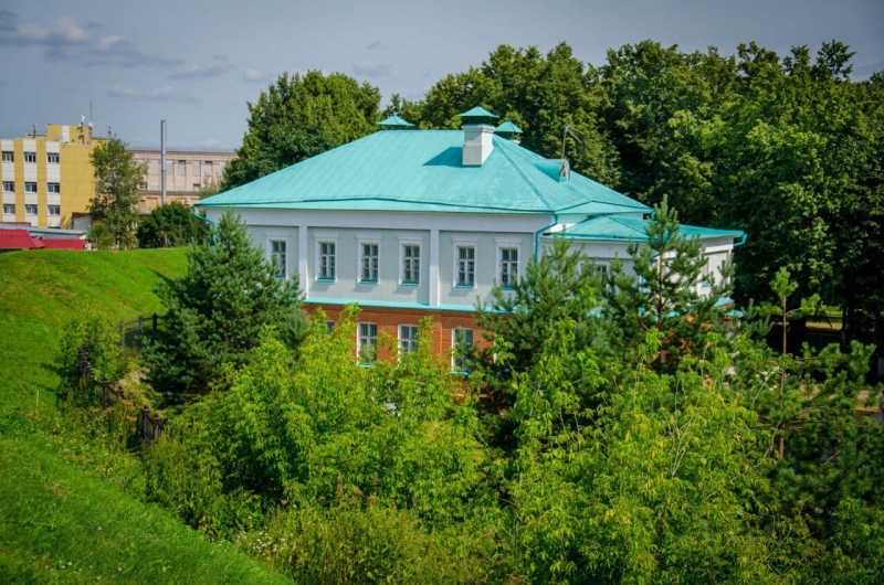 Музей-заповедник «Дмитровский кремль» предлагает всем желающим посетить бесплатную экскурсию по экспозиции художественных коллекций в Дворянском собрании.