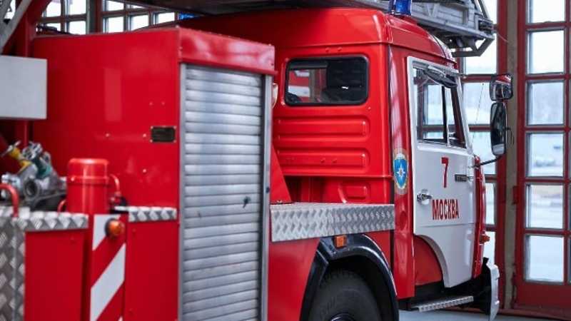 Пожарные ликвидировали открытое горение в административном здании в Москве