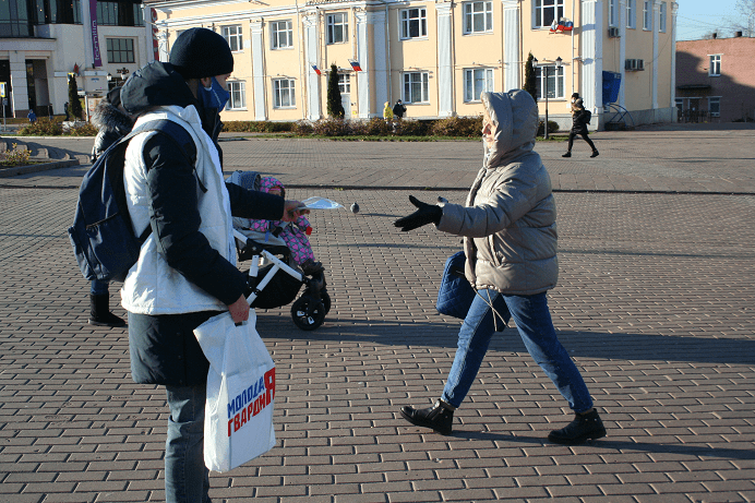 Команда Молодой Гвардии раздала маски жителям Дмитровского округа на центральной площади