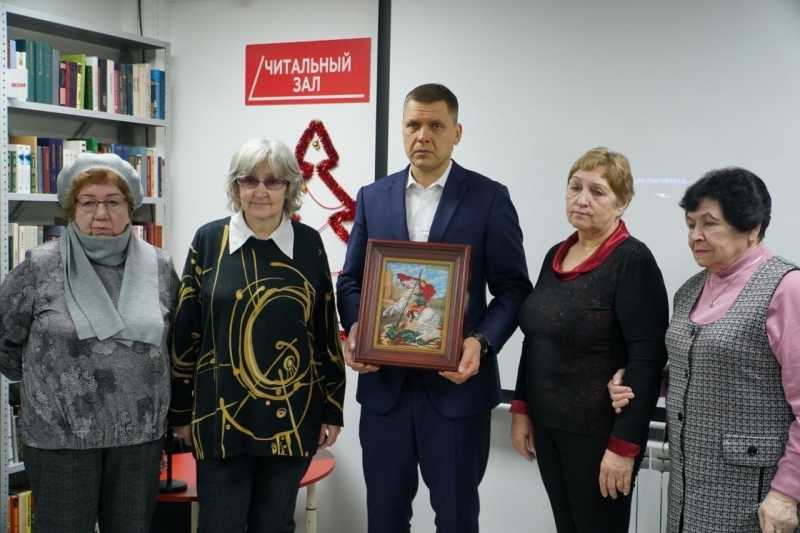 Глава округа Илья Поночевный вместе с семьями воинов-интернационалистов почтили память погибших.