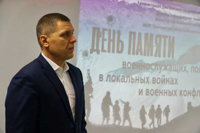Глава округа Илья Поночевный вместе с семьями воинов-интернационалистов почтили память погибших.
