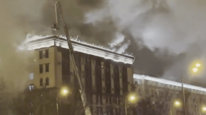 Около 100 человек эвакуировали из горящего здания «Мосгоргеотреста»
