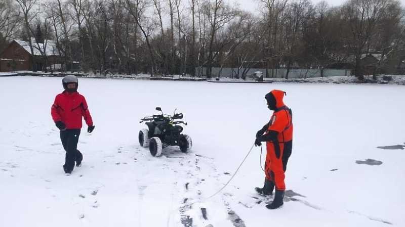 Столичные спасатели вытащили квадроцикл, провалившийся под лед на Москве‑реке