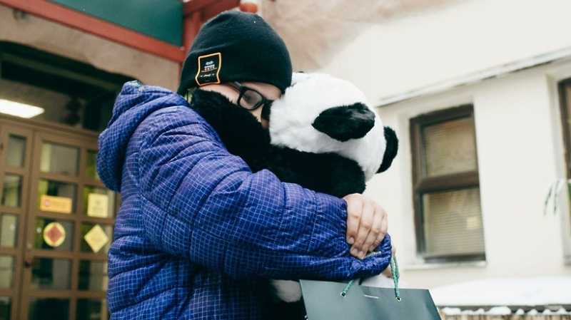 Участник акции «Елка желаний» познакомился с пандами в Московском зоопарке