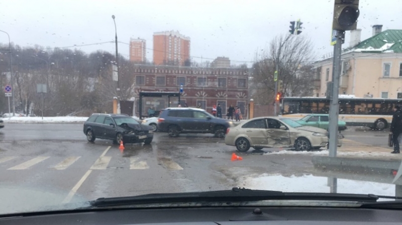 Два автомобиля столкнулись на перекрестке в Подольске