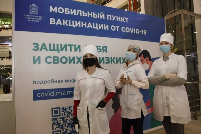 Волонтеры помогают медикам Дмитровской областной больницы.